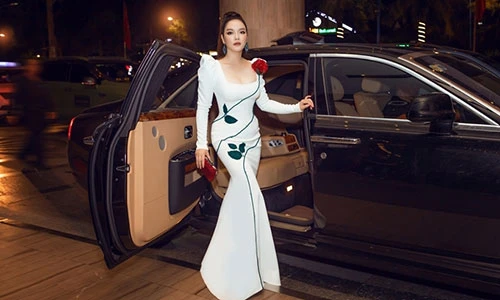 Người đẹp Lý Nhã Kỳ dự sự kiện cùng xe Rolls-Royce 40 tỷ