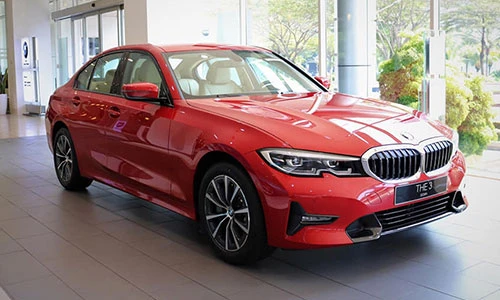 Cận cảnh BMW 330i Sport-Line rẻ hơn 200 triệu tại Việt Nam 