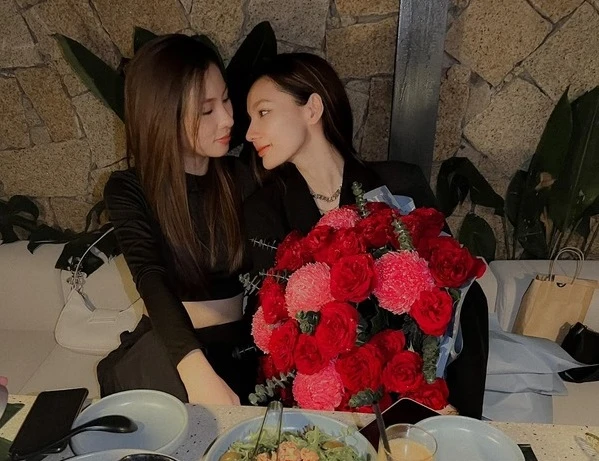 Cặp đồng tính nữ hot nhất cõi mạng phát "cẩu lương" gây bão