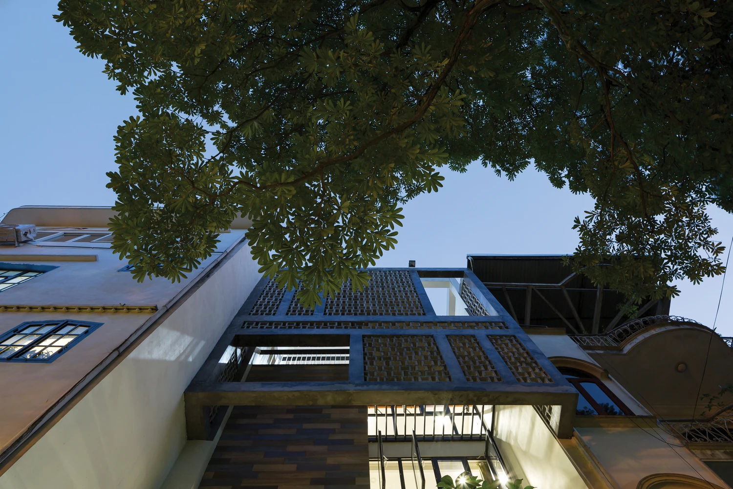 Chiêm ngưỡng ngôi nhà lạ mắt với tường gạch rỗng giữa Hà thành