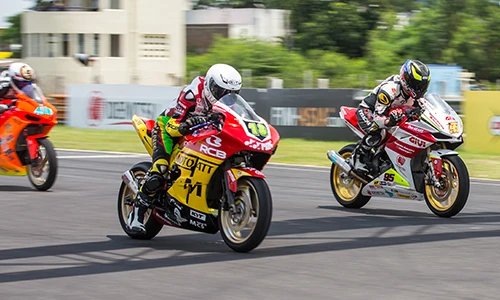 Xem dân chơi Việt cầm lái xe môtô Honda tại Ấn Độ