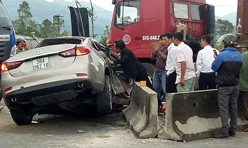 Mazda6 bị xe tải đâm nát bét, 6 túi khí không bung?