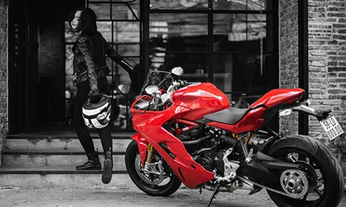 Chân dài “cưỡi” Ducati SuperSport đầu tiên tại Việt Nam