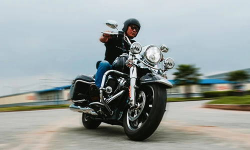 Cầm lái Harley Road King 2017 giá 1,1 tỷ tại Việt Nam