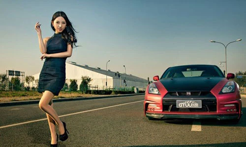 "Bỏng mắt" ngắm chân dài bên siêu xe giá rẻ Nissan GT-R