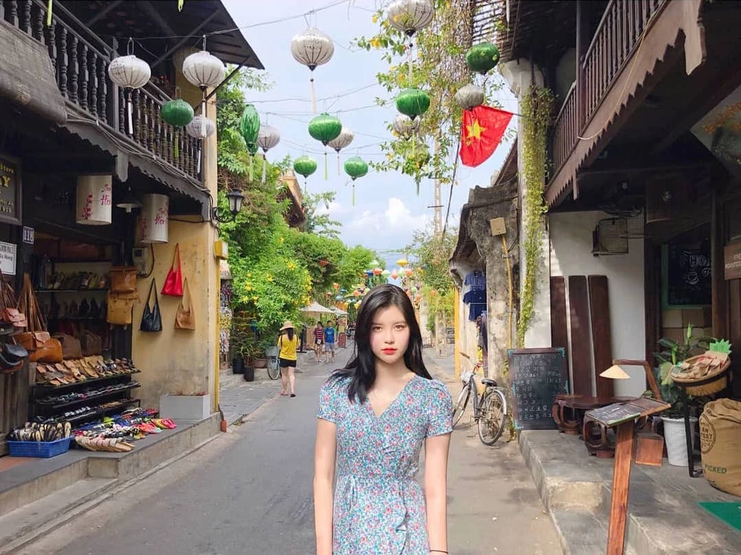 Nữ thần Hàn Quốc quá xinh đẹp "gây sốt" khi dạo chơi Hội An