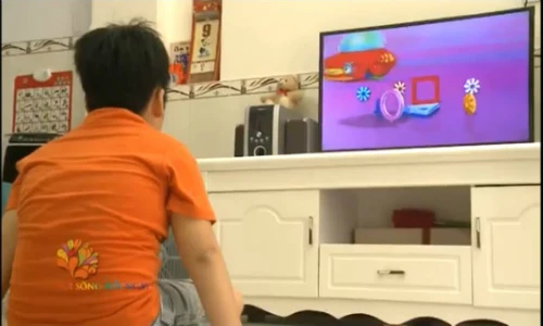 Cho trẻ xem tivi thế nào là đúng?