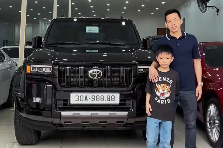 Toyota Land Cruiser Prado 2025 hơn 4 tỷ "biển xịn" về nhà Văn Quyết