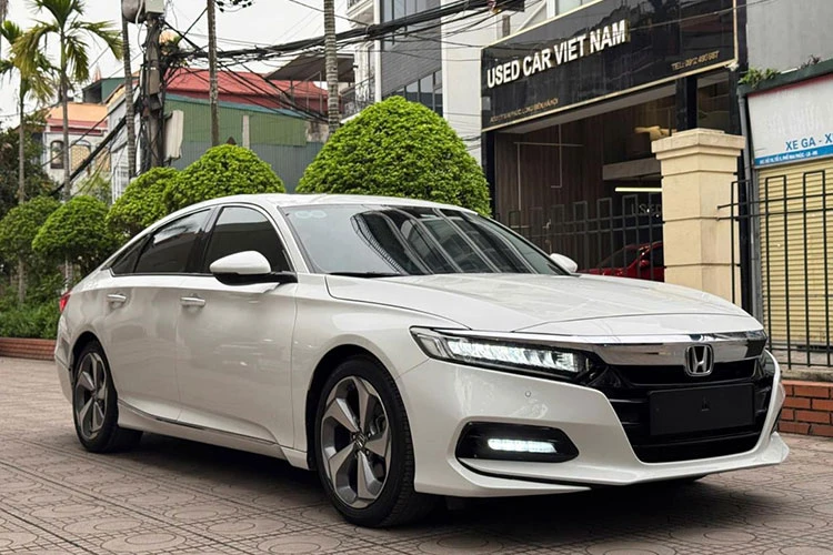 Chủ xe công khai rao bán Honda Accord đâm đụng rẻ cả trăm triệu
