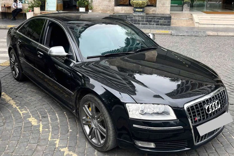 Cận cảnh Audi S8 hàng hiếm chạy 17 năm, bán hơn 500 triệu đồng
