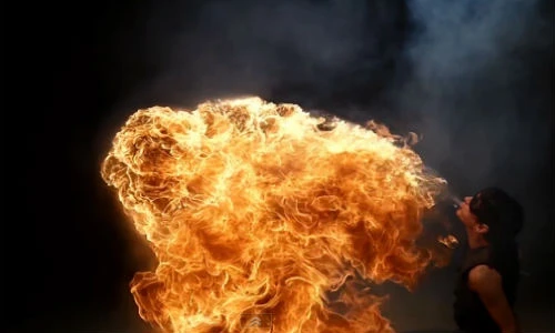 Video: Cảnh người khạc ra lửa không thể tin nổi