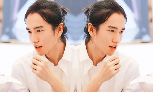 Chị em mê mẩn chàng soái ca tóc dài siêu đẹp trai