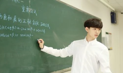 Thầy giáo dạy toán đẹp trai khiến học sinh thích thú