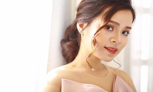 Nữ MC song ngữ 9X xinh đẹp hút hồn dân mạng