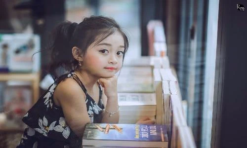 Dân mạng chết mê với "thiên thần nhí" 7 tuổi trên phố sách