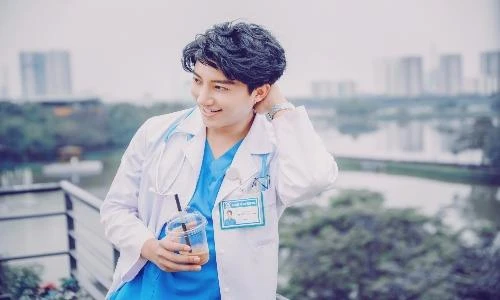 Chị em chăm khám bệnh mong gặp bác sĩ phụ sản đẹp như nam thần 