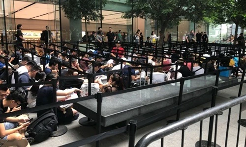 Người Việt chen nhau xếp hàng ở Singapore chờ mua iPhone XS 