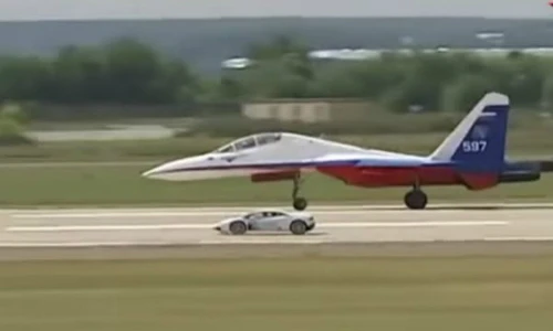 Xem “quái thú” Lamborghini đua tốc độ với tiêm kích Su-27