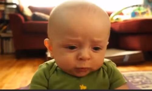 10 khoảnh khắc đáng yêu không chịu nổi của bé