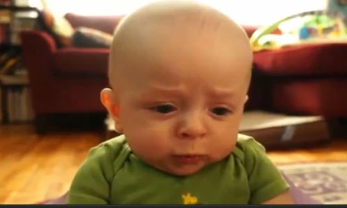 10 khoảnh khắc đáng yêu không chịu nổi của bé