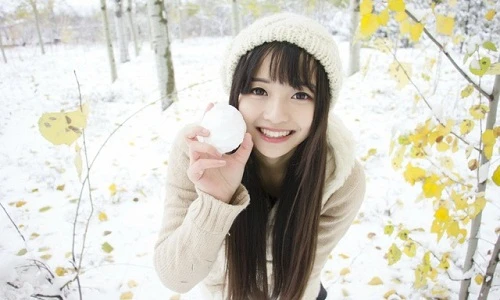 Phát sốt với cô bé mùa đông có nụ cười... tỏa nắng