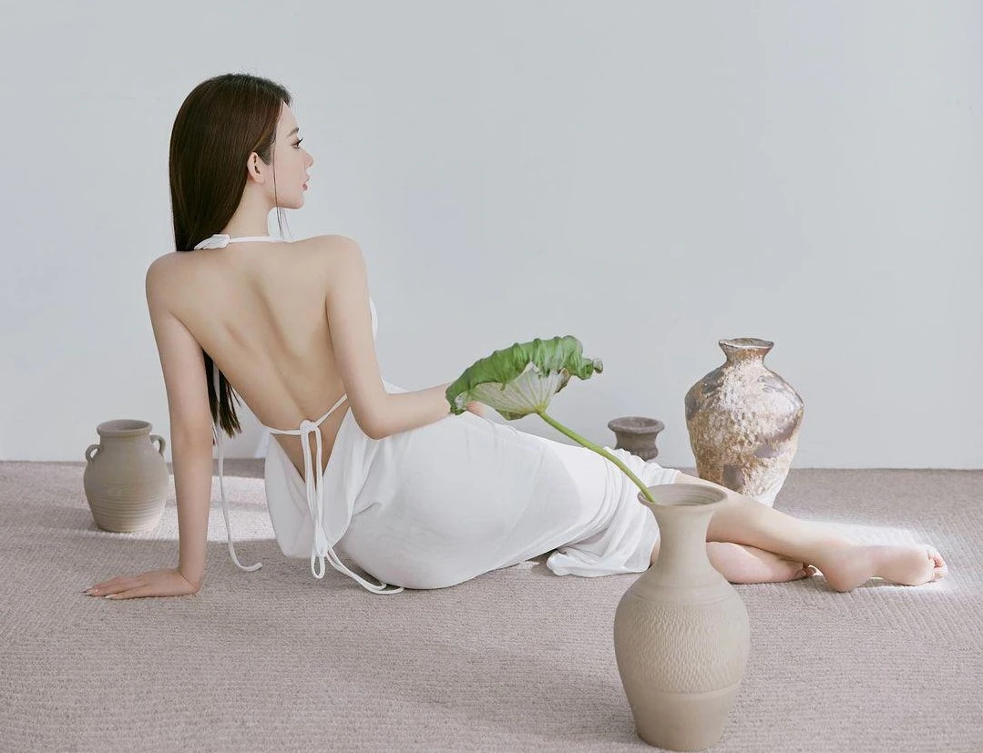 Mặc váy yếm mỏng manh, hot girl Tứ Xuyên khoe thân hình tuyệt tác