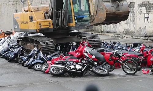 Philippines nghiền nát dàn xe môtô lậu trị giá 14,6 tỷ đồng 