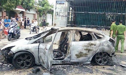 Xe Ford Focus biển Hà Nội cháy trơ khung tại Thanh Hoá