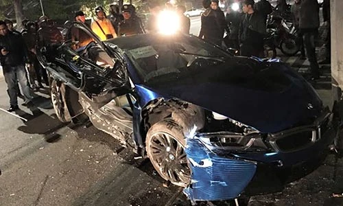 Vừa xuất viện, siêu xe BMW i8 đã “tử nạn” tại Hà Nội