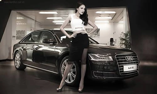 “Thỏi nam châm” làng mẫu Việt bên sedan hạng sang Audi A8L