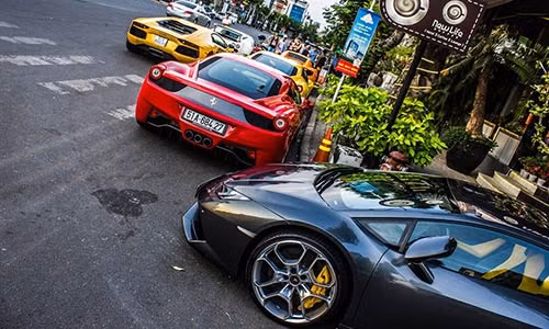 Thiếu gia Việt "show hàng" dàn siêu xe trăm tỷ tại Sài Gòn
