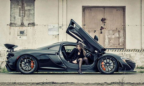 Chân dài thả dáng bên siêu xe triệu đô McLaren P1