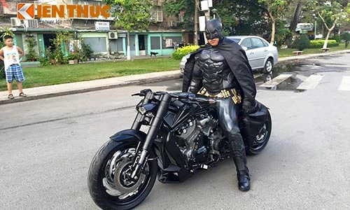 “Sốc” với Người Dơi cưỡi siêu môtô độ Harley trên phố Việt