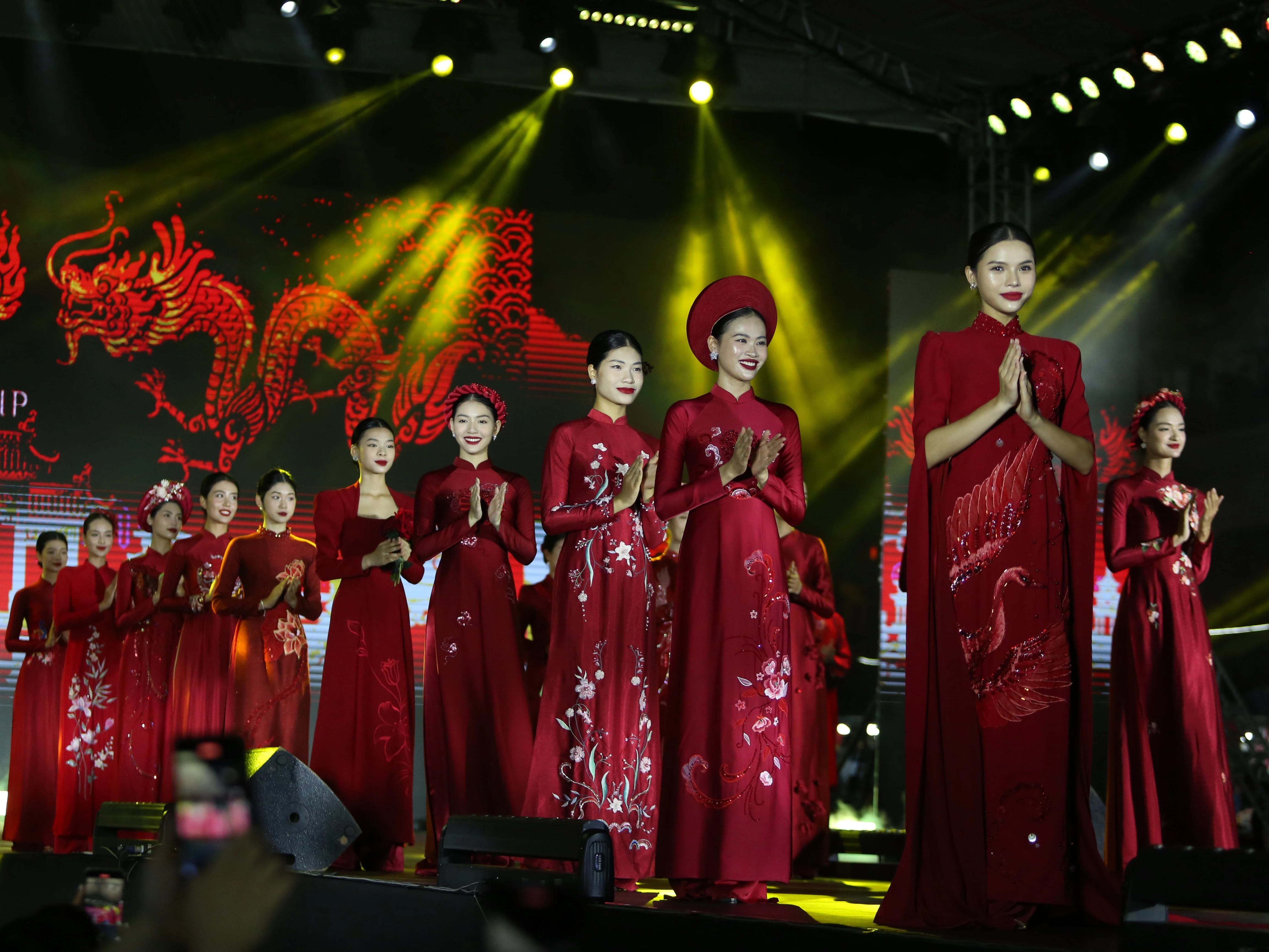 Show thời trang áo dài cưới hút khách Festival Thu Hà Nội 2023