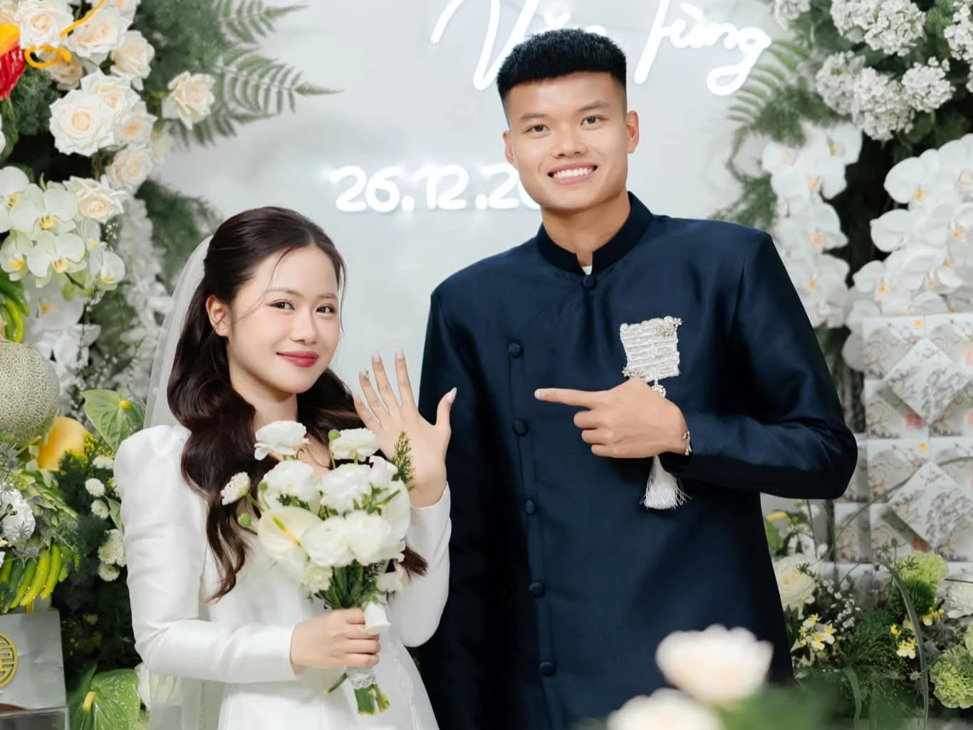 "Hot girl ngân hàng" chiếm spotlight ngày "theo chàng về dinh"