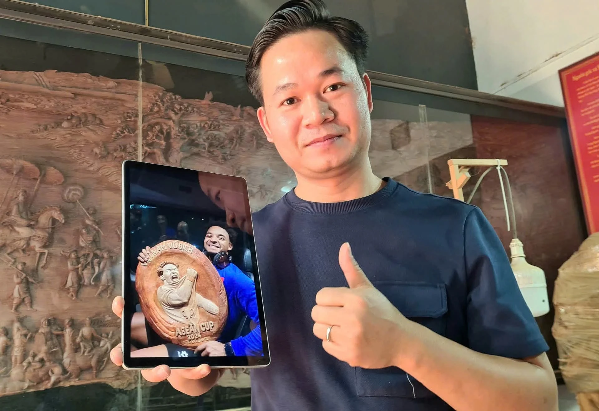 Quá mê cách Xuân Son đá bóng, anh thợ mộc có sản phẩm độc