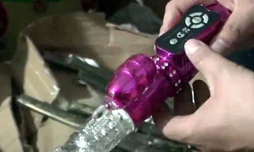 Video: Thu giữ lô súng, kiếm, dụng cụ kích dục của một phụ nữ