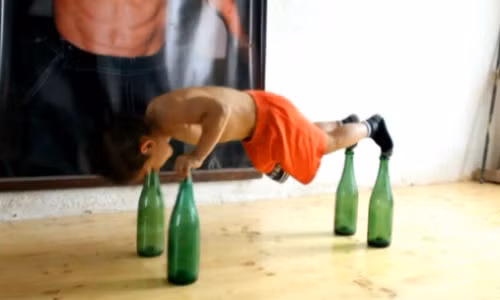 Bé 5 tuổi khỏe lạ thường, chống đẩy trên chai thủy tinh