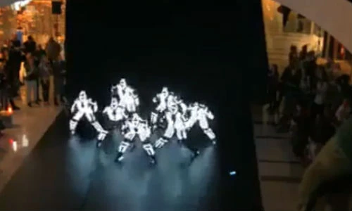 Chiêm ngưỡng vũ điệu đèn LED cực kỳ khó hiểu