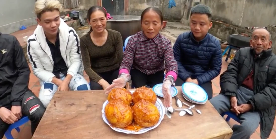 Bà Tân Vlog gây tranh cãi khi làm món trứng đà điểu nướng