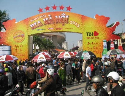 Uống bia miễn phí đông như trẩy hội tại Hà Nội