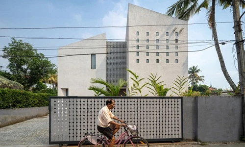 Nhà hướng Tây chẳng còn sợ nắng nhờ thiết kế lệch