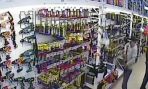 Trộm khoan khủng nhét vào quần rồi thản nhiên bỏ đi