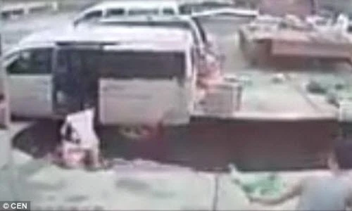 Hố tử thần nuốt chửng một cặp đôi ở Trung Quốc