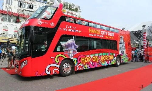 Giới trẻ Hà Nội thử cảm giác U23 Việt Nam trên xe buýt hai tầng