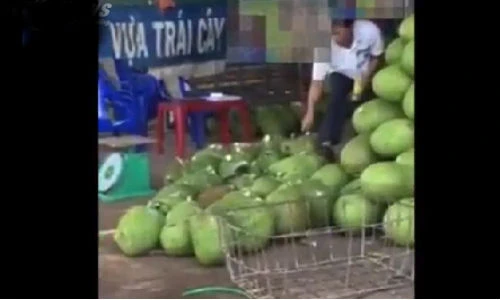 Clip người đàn ông đổ chất lạ vào quả mít đem bán
