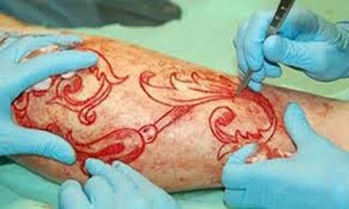 Rợn người kiểu xăm khoét thịt của giới trẻ