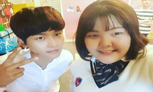 Cặp đôi đũa lệch, nàng to gấp đôi chàng gây sốt mạng