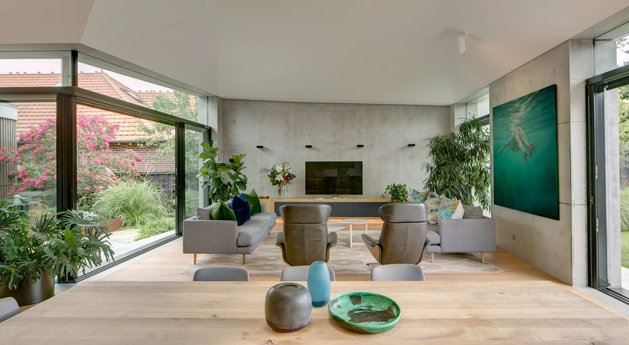 Nhà trăm tuổi cải tạo thành biệt thự vườn bình yên