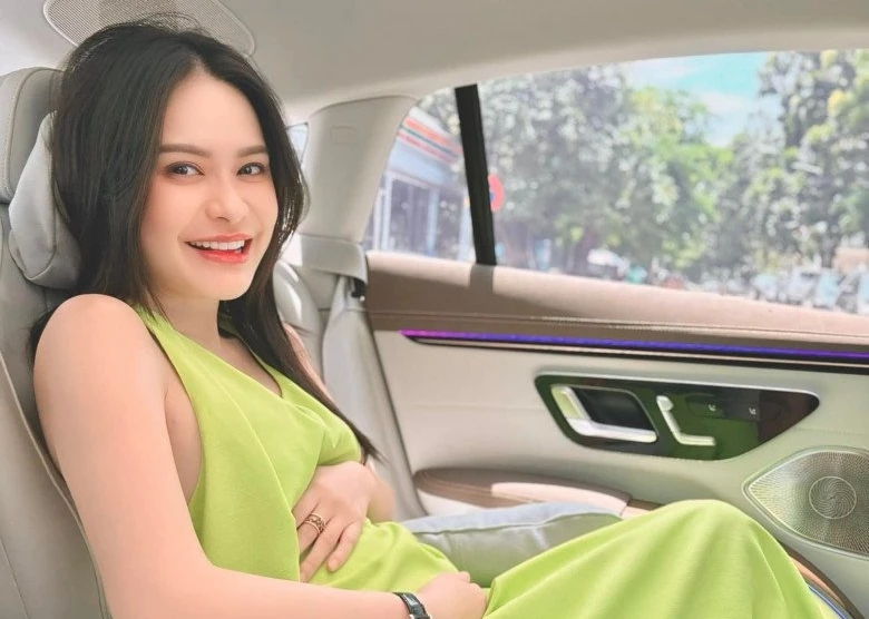 Độ giàu có của ca sĩ bầu lần 4 được tặng quà trăm tỷ